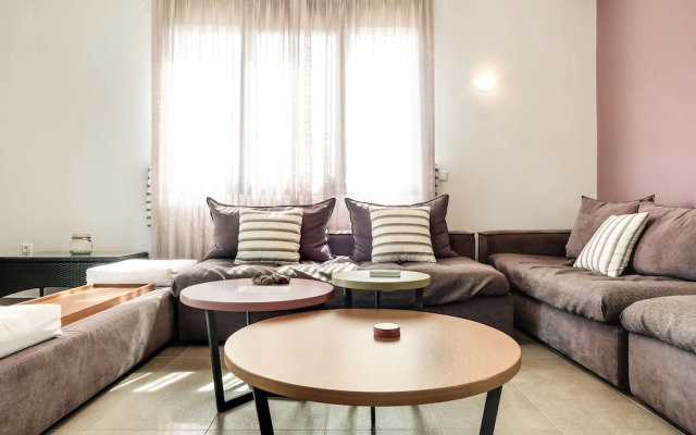 Villa in Adelianos Kampos With Pool