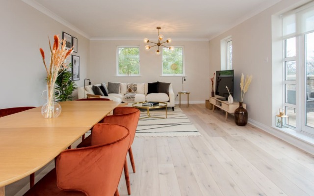 The Sparkford Gardens - Lovely 2bdr With Balcony