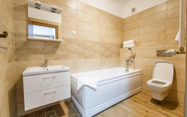 Spacious & Bright 2 bedroom Central Apartment