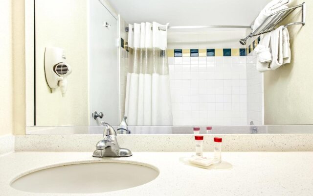 APM Inn & Suites