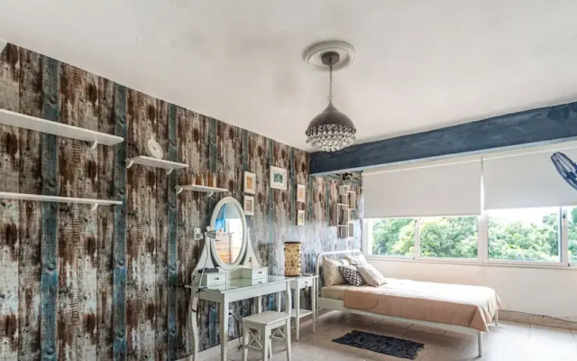 Artist's Loft With Private Jacuzzi & Roof Terrace