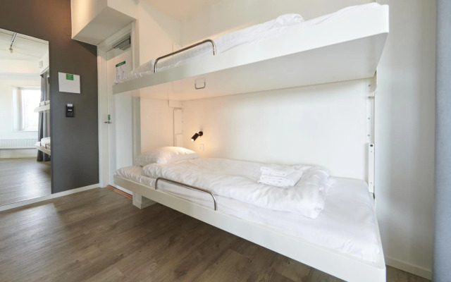 RedDoorz @ Earnshaw Manila