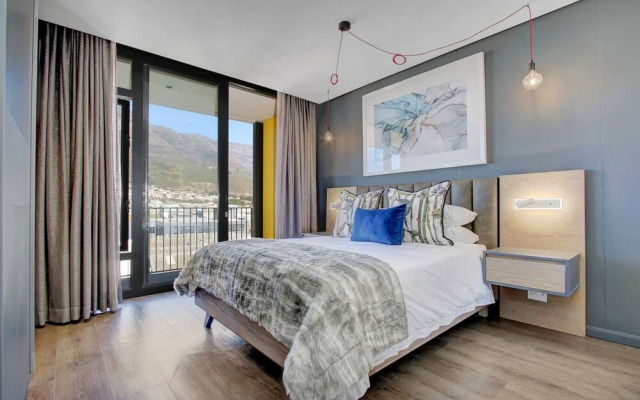 Modern Top Floor Apartment Mountain Views