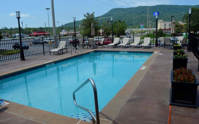 Отель Spark by Hilton Kimball