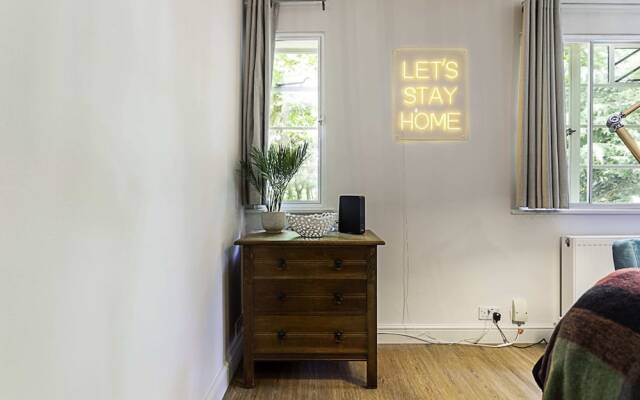 Stylish Highgate Haven Apartment