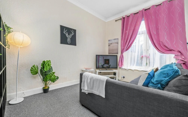 One Bedroom Apartment by Klass Living Serviced Accommodation Bellshill - Elmbank Street Apartment with WIFI  and Parking