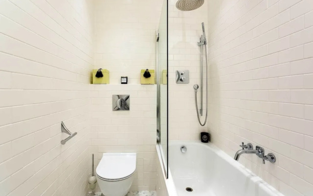 Modernist Beauty on Palace Court