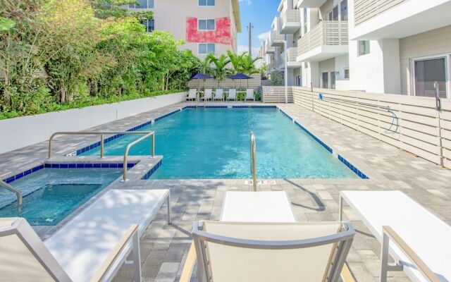 Tri-level Pompano Beach Townhouse by RedAwning