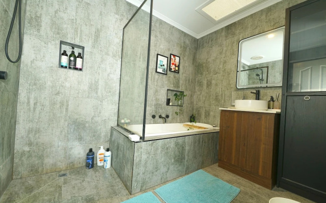 Self-contained Retreat 3BR WiFi Parking