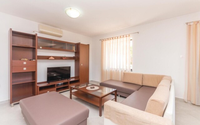 Beautiful Home in Bibinje With 5 Bedrooms