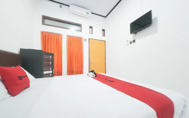 RedDoorz Syariah near Mall Roxy Banyuwangi 2