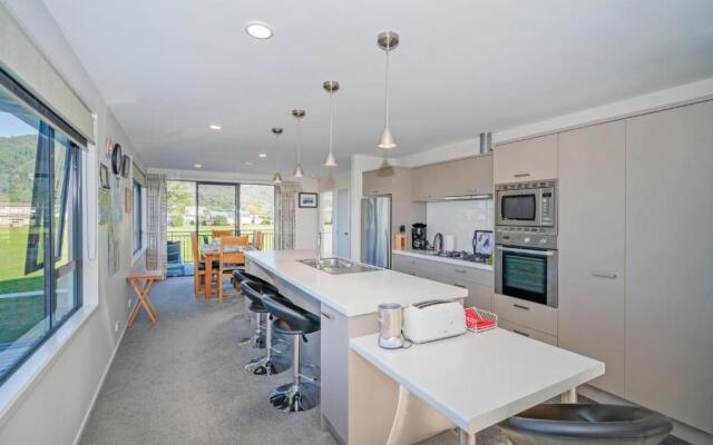 Pauanui Hangar Retreat - Pauanui Holiday Home