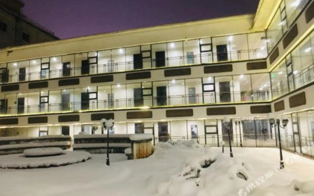 Xiling Snow Mountain Maple Leaf Hotel