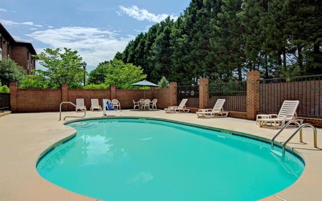 Days Inn & Suites Hickory