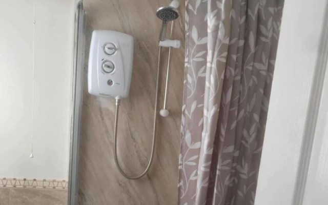 1br-garden-parking-pets-10 Mins to Beach