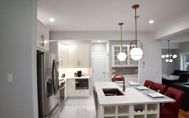 Aurora Deluxe Vacation Guest House