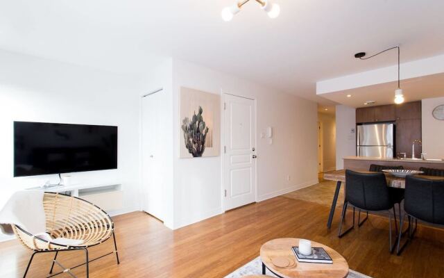 Fresh & Styled 2 Bedroom Apt in Mile End