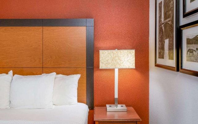 La Quinta Inn &amp; Suites by Wyndham Meridian