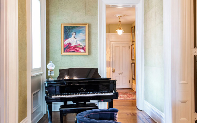 DuPont Mansion Bed & Breakfast