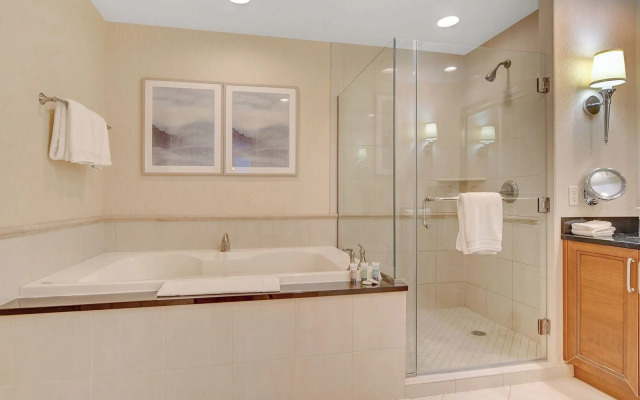 Premium Suite w/balcony at The Signature