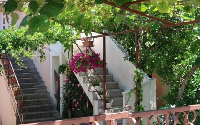 Brti - 250 m From Beach - A2 Smeđi