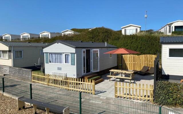 Luxe Chalet op camping Duindoorn, IJmuiden aan Zee, in de buurt van F1 circuit Zandvoort en Bloemendaal op loopafstand strand