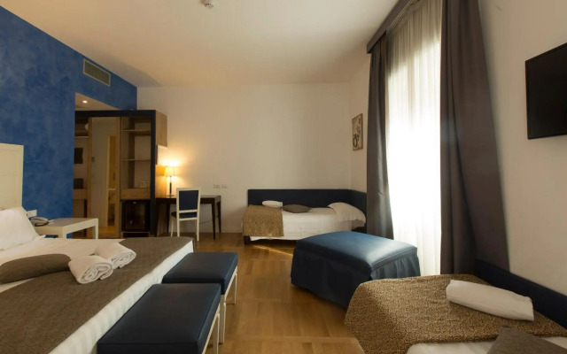 Floris Hotel
