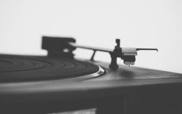 Eufonia Vinyl Friendly Apartment