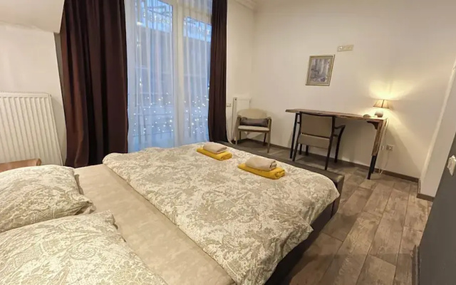 Mestia Retreat Sleeps 12 With Garden