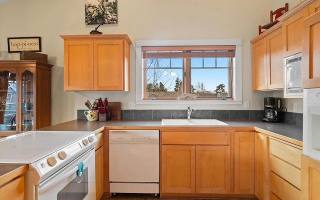 The Three Sisters Walk to Downtown Sisters