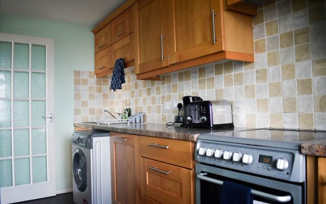 2 Bedroom Flat With Balcony Overlooking the Sea