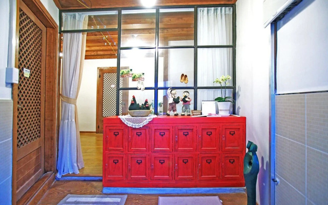 Jeonju Mongyuhwawon Hanok Stay