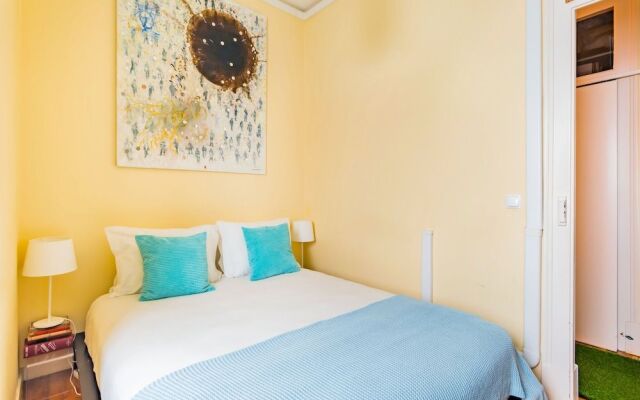 Bright & Beautiful Top Floor Graça Flat