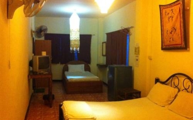 Gaeng Phet Restaurant & Guesthouse