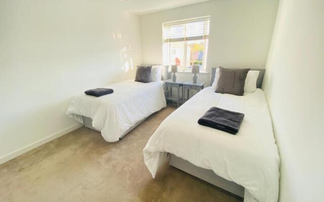 Modern 4-bed house with picturesque lakeside view