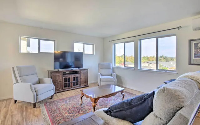 Pet-friendly Poulsbo Abode w/ Mountain Views!