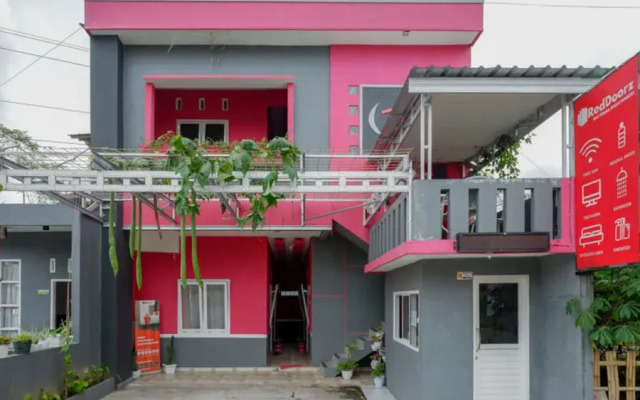 RedDoorz near Terminal Mendolo Wonosobo