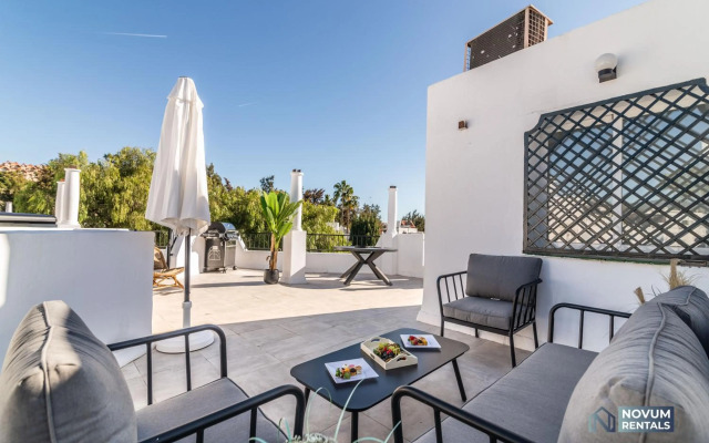 TOP RENOVATED 3-BDRM TOWNHOUSES with POOL, BBQ & ROOFTOP TERRACES