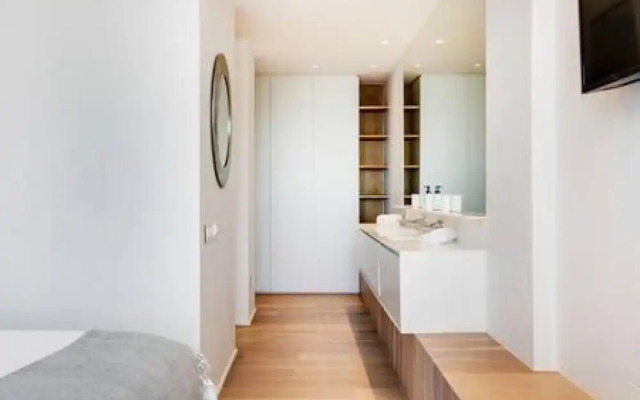 Modern Seaside Apartment w Incredible Views Lillamton