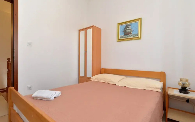 Apartment 827
