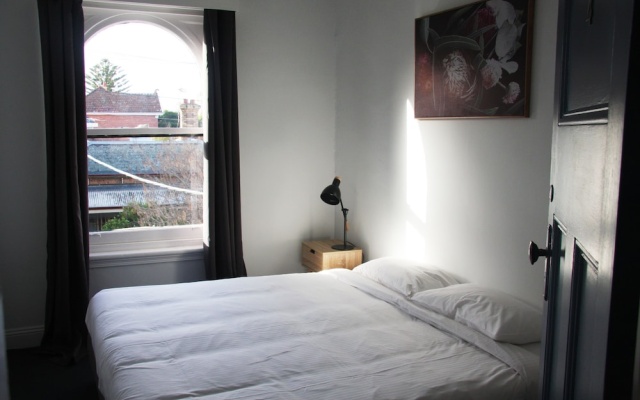 College Lawn Hotel - Hostel – Guest Rooms – Melbourne