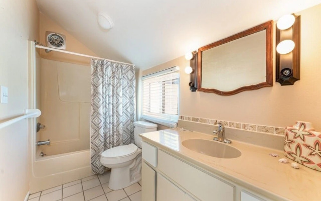 Tropical Siesta 2 Bedroom Home by RedAwning