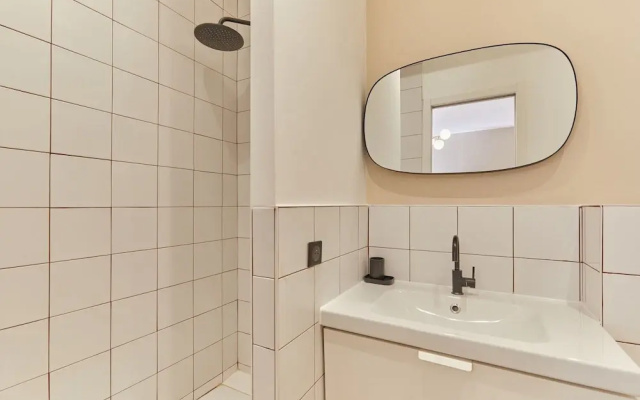 Bright Modern Studio Near the Seine Paris 16