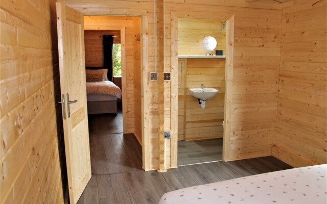 Inviting 3-bedroom Lodge in Ashton Under Hill