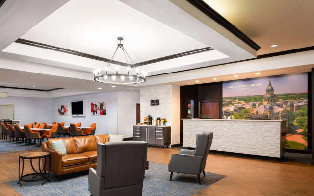 La Quinta Inn & Suites by Wyndham Denton - University Drive