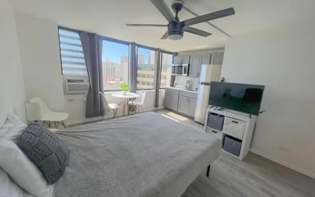 Hawaiian Monarch 1804 Condo by RedAwning