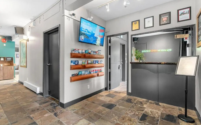 Squamish Adventure Inn & Hostel