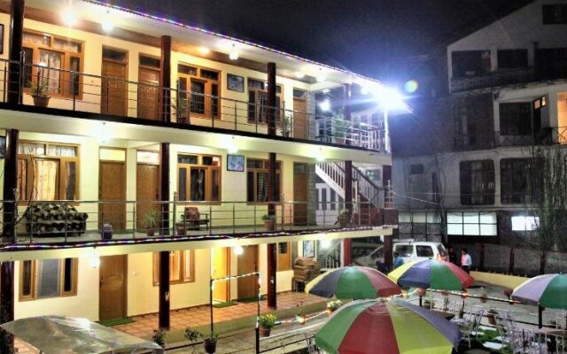 Hotel Chetna & Cottages