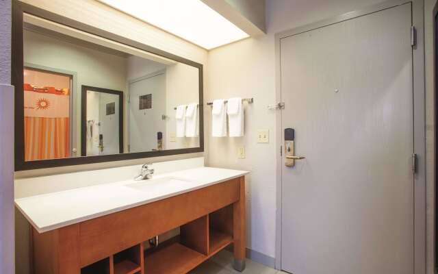 La Quinta Inn & Suites by Wyndham Jackson Airport