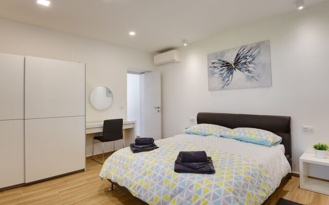 Spacious Holiday Home in Valbandon
